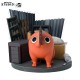 Figura de Pochita de Chainsaw Man com fundo industrial