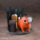 Figura de Pochita de Chainsaw Man con fondo industrial