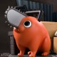 Figura de Pochita de Chainsaw Man com fundo industrial