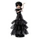 Muñeca de Miércoles con vestido gótico negro y volantes