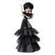 Muñeca de Miércoles con vestido gótico negro y volantes