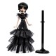 Muñeca de Miércoles con vestido gótico negro y volantes