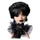 Muñeca de Miércoles con vestido gótico negro y volantes