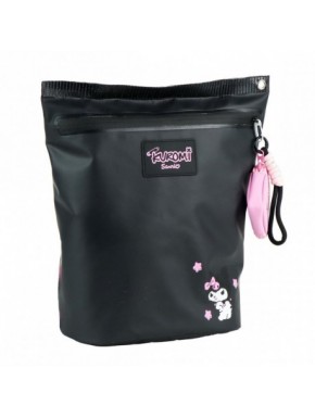 Mochila negra con detalles de Kuromi y Hello Kitty