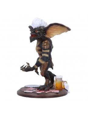 Figura Stripe de Gremlins sobre base con cartas y cerveza