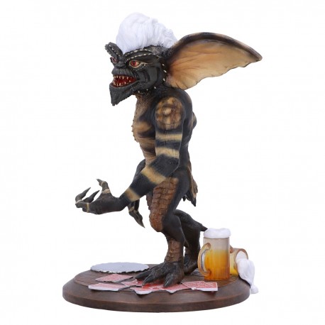 Figura Stripe de Gremlins sobre base con cartas y cerveza