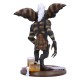 Figura Stripe de Gremlins sobre base con cartas y cerveza