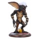 Figura Stripe de Gremlins sobre base con cartas y cerveza