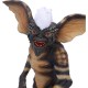 Figura Stripe de Gremlins sobre base con cartas y cerveza