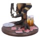 Figura Stripe de Gremlins sobre base con cartas y cerveza