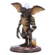 Figura Stripe de Gremlins sobre base con cartas y cerveza
