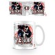Taza Marvel con diseño de Venom en fondo de cómics