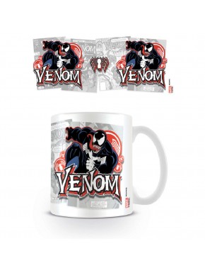 Taza Marvel con diseño de Venom en fondo de cómics