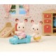 Sylvanian Families Gemelos Conejo Chocolate en coche azul