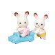 Sylvanian Families Gemelos Conejo Chocolate en coche azul