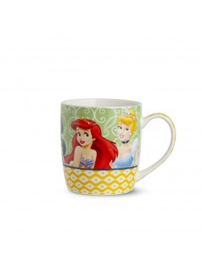 Taza con princesas Disney en fondo verde y patrón amarillo