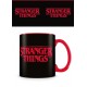 Taza negra Stranger Things con logotipo rojo