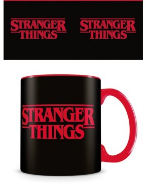 Taza negra Stranger Things con logotipo rojo