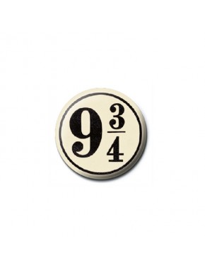 Insignia blanca con el número 9 3/4 en negro