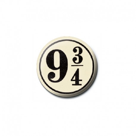 Insignia blanca con el número 9 3/4 en negro