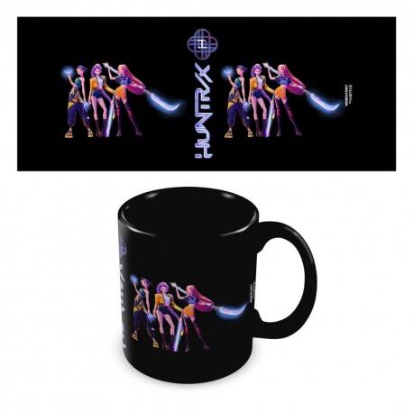 Taza negra de Las guerreras K-pop con diseño Huntrix