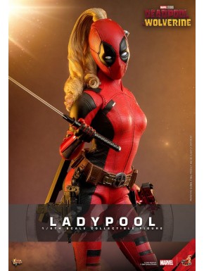 Figura Ladypool 1/6 de 30 cm con traje rojo y negro