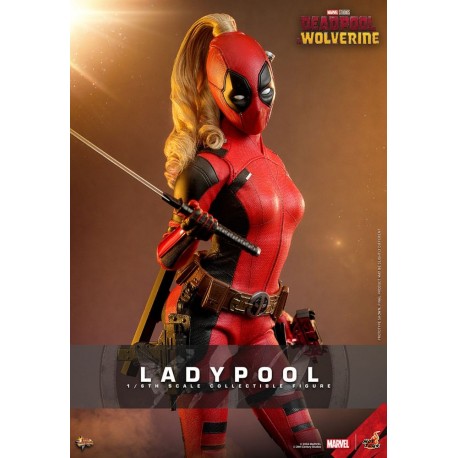 Figura Ladypool 1/6 de 30 cm con traje rojo y negro