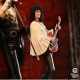 Estatua Brian May Rock Iconz en concierto con guitarra roja