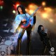 Estatua Brian May Rock Iconz en concierto con guitarra roja