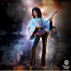 Estatua Brian May Rock Iconz en concierto con guitarra roja