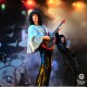 Estatua Brian May Rock Iconz en concierto con guitarra roja