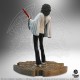 Estatua Brian May Rock Iconz en concierto con guitarra roja