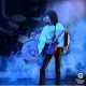 Estatua Brian May Rock Iconz en concierto con guitarra roja