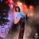 Estatua Brian May Rock Iconz en concierto con guitarra roja