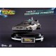 Estatua DeLorean levitante de Back to the Future.