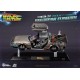 Estatua DeLorean levitante de Back to the Future.