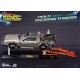 Estatua DeLorean levitante de Back to the Future.