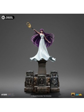 Estatua de Saori Kiddo de Saint Seiya con báculo dorado y base adornada