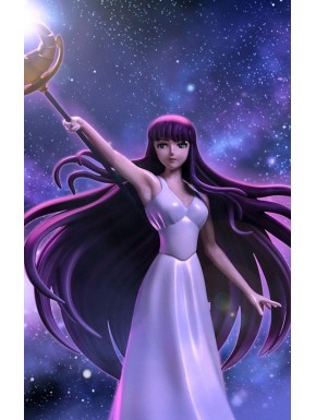 Estatua de Saori Kiddo de Saint Seiya con báculo dorado y base adornada