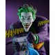 Estatua del Joker de DC Comics con traje púrpura y carta