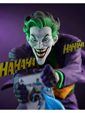 Estatua del Joker de DC Comics con traje púrpura y carta