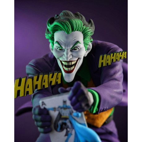 Estatua del Joker de DC Comics con traje púrpura y carta