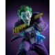 Estatua del Joker de DC Comics con traje púrpura y carta