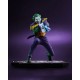 Estatua del Joker de DC Comics con traje púrpura y carta