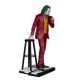 Estatua Joker 31 cm con traje rojo y micrófono