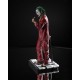 Estatua Joker 31 cm con traje rojo y micrófono