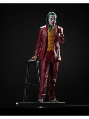 Estatua Joker 31 cm con traje rojo y micrófono