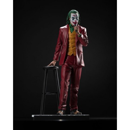 Estatua Joker 31 cm con traje rojo y micrófono