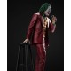 Estatua Joker 31 cm con traje rojo y micrófono