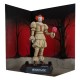 Estátua de Pennywise de 16 cm com fundo de floresta